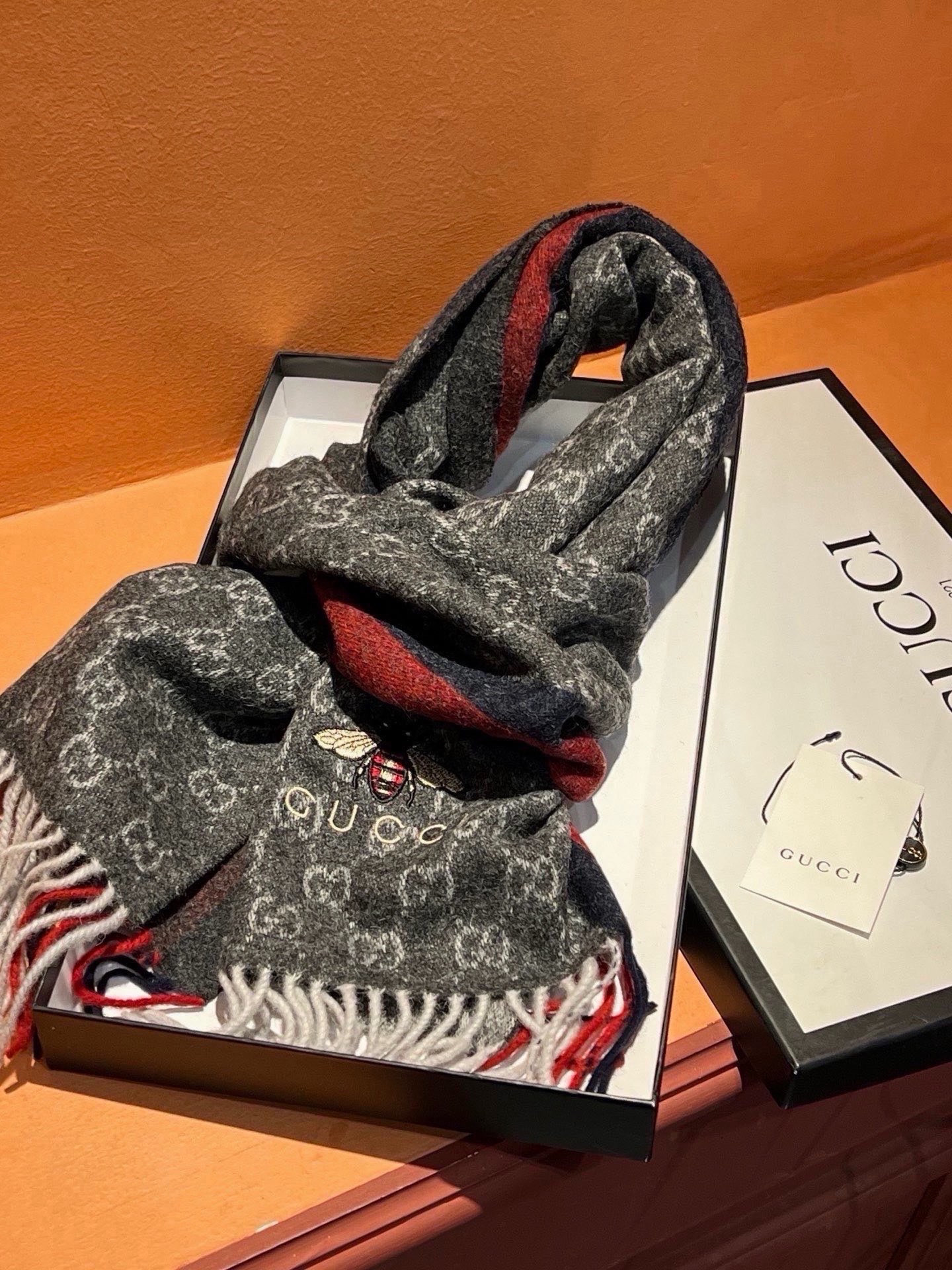 Gucci · 古奇❗大G家经典蜜蜂羊绒围巾~今年这个红绿条纹又火了起来，众多大牌都有出这个元素的单品❗红绿条纹的元素就