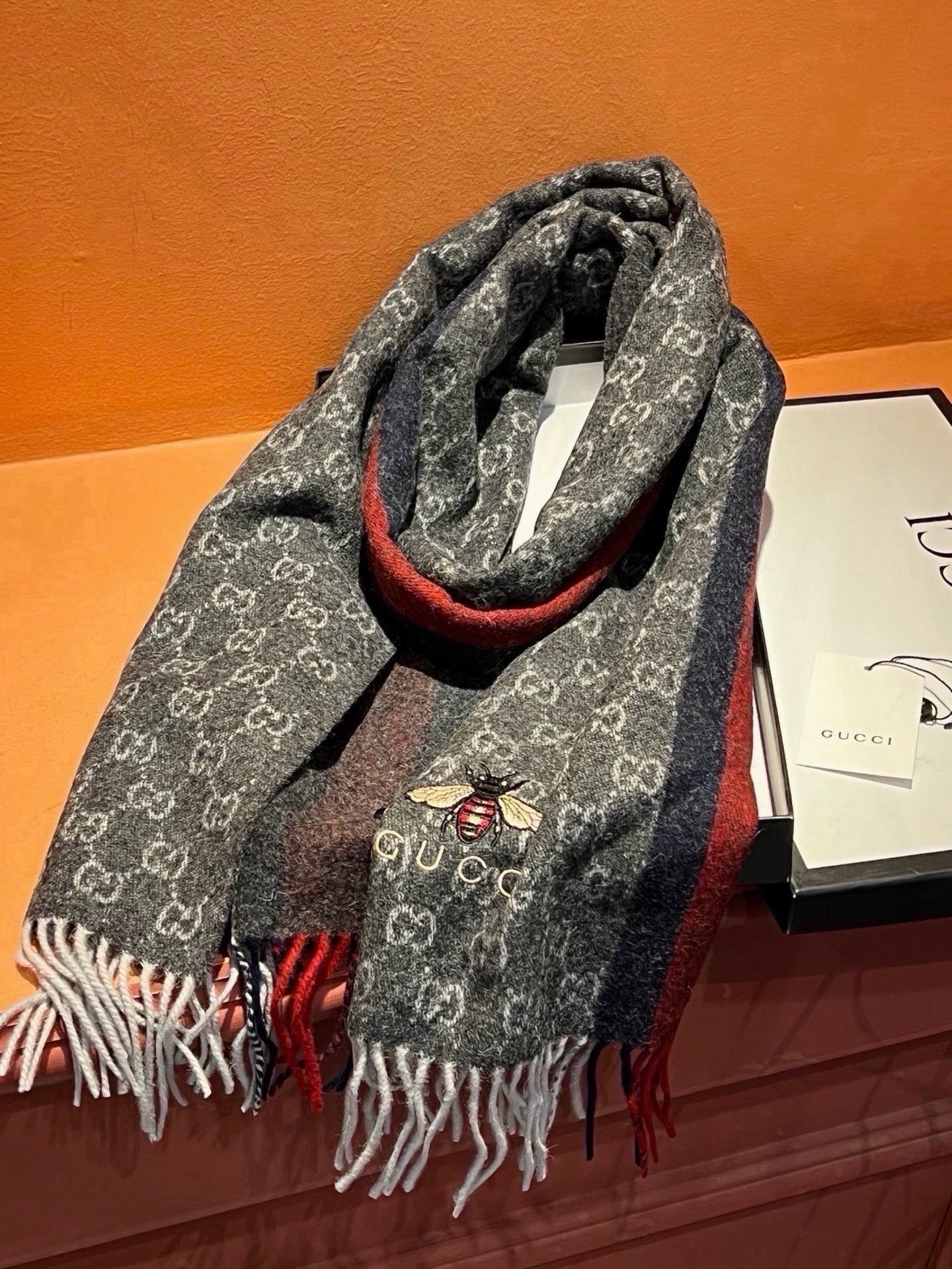 Gucci · 古奇❗大G家经典蜜蜂羊绒围巾~今年这个红绿条纹又火了起来，众多大牌都有出这个元素的单品❗红绿条纹的元素就