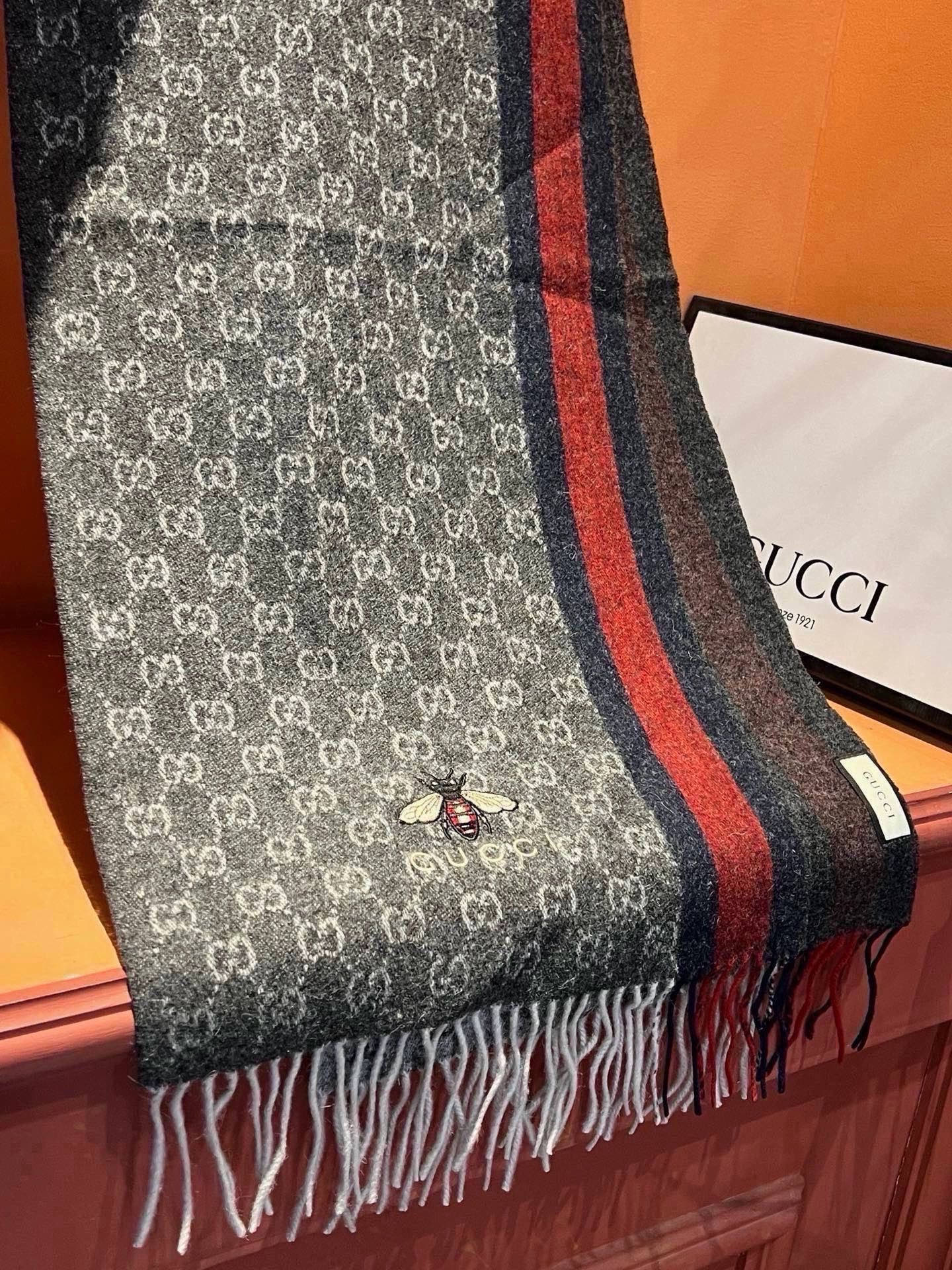 Gucci · 古奇❗大G家经典蜜蜂羊绒围巾~今年这个红绿条纹又火了起来，众多大牌都有出这个元素的单品❗红绿条纹的元素就