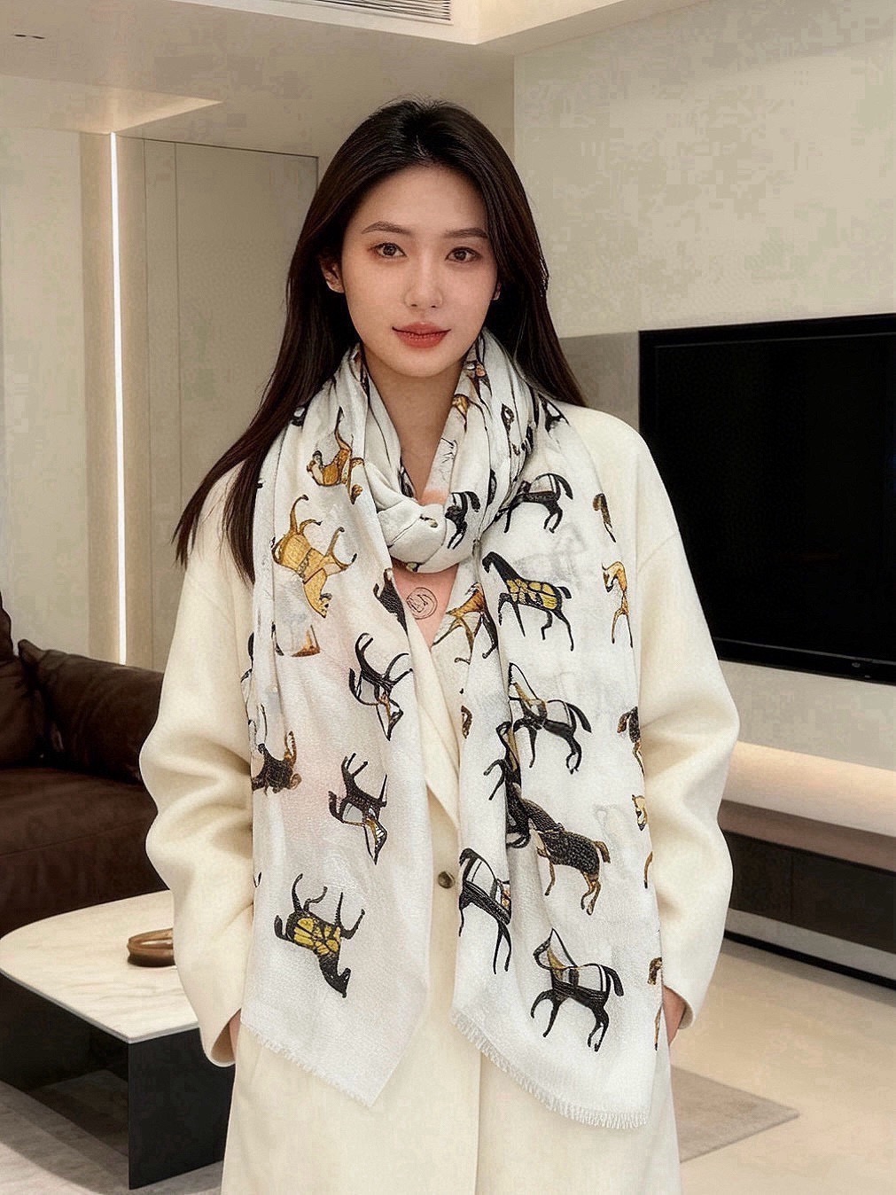 上新🌟 会发光发亮的围巾 💄💋新款客银丝+💖羊绒面料长巾 😘美翻了[流泪]H家【骏马披挂长巾】御用殿堂级别‼️新款专柜在
