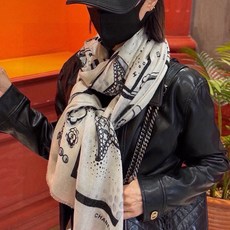 会发光发亮的围巾💟香奶奶专柜上新客供羊绒长巾👑👑 卖的超爆的,亮晶晶✨的银丝上身才会知道她的美,洋气、大牌范十足。最要紧 会发光发亮的围巾💟香奶奶专柜上新客供羊绒长巾👑👑 卖的超爆的,亮晶晶✨的银丝上身才会知道她的美,洋气、大牌范十足。最要紧