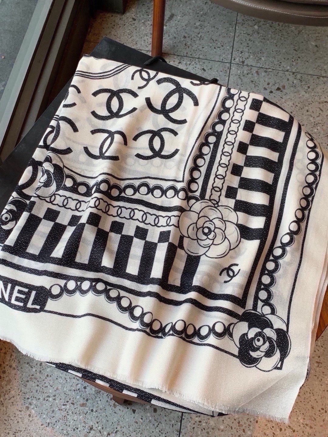 上新🌟 会发光发亮的围巾 💄💋新款客供银线💖羊绒面料长巾 😘美翻了[流泪]【小香银线图标】，御用殿堂级极品‼️新款专柜在