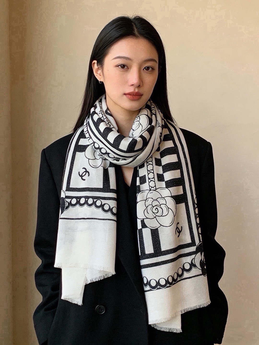 上新🌟 会发光发亮的围巾 💄💋新款客供银线💖羊绒面料长巾 😘美翻了[流泪]【小香银线图标】，御用殿堂级极品‼️新款专柜在