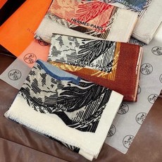 会发光发亮的围巾 爱马仕 专柜同步 买了都说好看羊绒印花‼️推荐💕顶级工艺超值‼️爱马仕专柜爆款🎁🎁羊绒方巾💟立体呈现图 会发光发亮的围巾 爱马仕 专柜同步 买了都说好看羊绒印花‼️推荐💕顶级工艺超值‼️爱马仕专柜爆款🎁🎁羊绒方巾💟立体呈现图