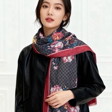 Gucci花卉羊绒围巾~超级抬气色!高级女人味!】羊绒围巾也能这么美!!!Gucci这款双面花卉羊绒围巾真的好高级!招牌 Gucci花卉羊绒围巾~超级抬气色!高级女人味!】羊绒围巾也能这么美!!!Gucci这款双面花卉羊绒围巾真的好高级!招牌