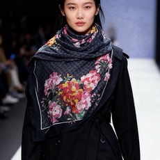 Gucci花卉羊绒围巾~超级抬气色!高级女人味!】羊绒围巾也能这么美!!!Gucci这款双面花卉羊绒围巾真的好高级!招牌 Gucci花卉羊绒围巾~超级抬气色!高级女人味!】羊绒围巾也能这么美!!!Gucci这款双面花卉羊绒围巾真的好高级!招牌
