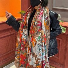 Gucci花卉羊绒围巾~超级抬气色!高级女人味!】羊绒围巾也能这么美!!!Gucci这款双面花卉羊绒围巾真的好高级!招牌 Gucci花卉羊绒围巾~超级抬气色!高级女人味!】羊绒围巾也能这么美!!!Gucci这款双面花卉羊绒围巾真的好高级!招牌
