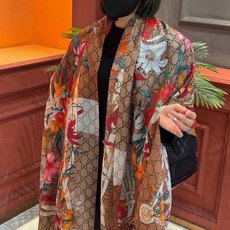 Gucci花卉羊绒围巾~超级抬气色!高级女人味!】羊绒围巾也能这么美!!!Gucci这款双面花卉羊绒围巾真的好高级!招牌 Gucci花卉羊绒围巾~超级抬气色!高级女人味!】羊绒围巾也能这么美!!!Gucci这款双面花卉羊绒围巾真的好高级!招牌