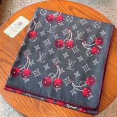 LV X TM MONOGRAM CERISE 【双面丝绒同色】 LV × TM Monogram Cerise 方巾出 LV X TM MONOGRAM CERISE 【双面丝绒同色】 LV × TM Monogram Cerise 方巾出