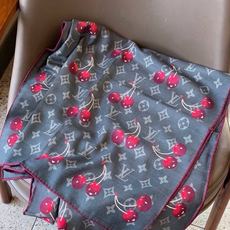 LV X TM MONOGRAM CERISE 【双面丝绒同色】 LV × TM Monogram Cerise 方巾出 LV X TM MONOGRAM CERISE 【双面丝绒同色】 LV × TM Monogram Cerise 方巾出