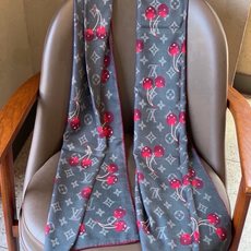 LV X TM MONOGRAM CERISE 【双面丝绒同色】 LV × TM Monogram Cerise 方巾出 LV X TM MONOGRAM CERISE 【双面丝绒同色】 LV × TM Monogram Cerise 方巾出