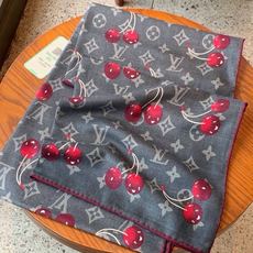 LV X TM MONOGRAM CERISE 【双面丝绒同色】 LV × TM Monogram Cerise 方巾出 LV X TM MONOGRAM CERISE 【双面丝绒同色】 LV × TM Monogram Cerise 方巾出