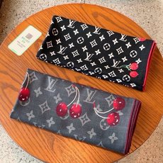 LV X TM MONOGRAM CERISE 【双面丝绒同色】 LV × TM Monogram Cerise 方巾出 LV X TM MONOGRAM CERISE 【双面丝绒同色】 LV × TM Monogram Cerise 方巾出