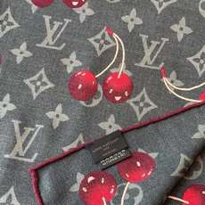 LV X TM MONOGRAM CERISE 【双面丝绒同色】 LV × TM Monogram Cerise 方巾出 LV X TM MONOGRAM CERISE 【双面丝绒同色】 LV × TM Monogram Cerise 方巾出