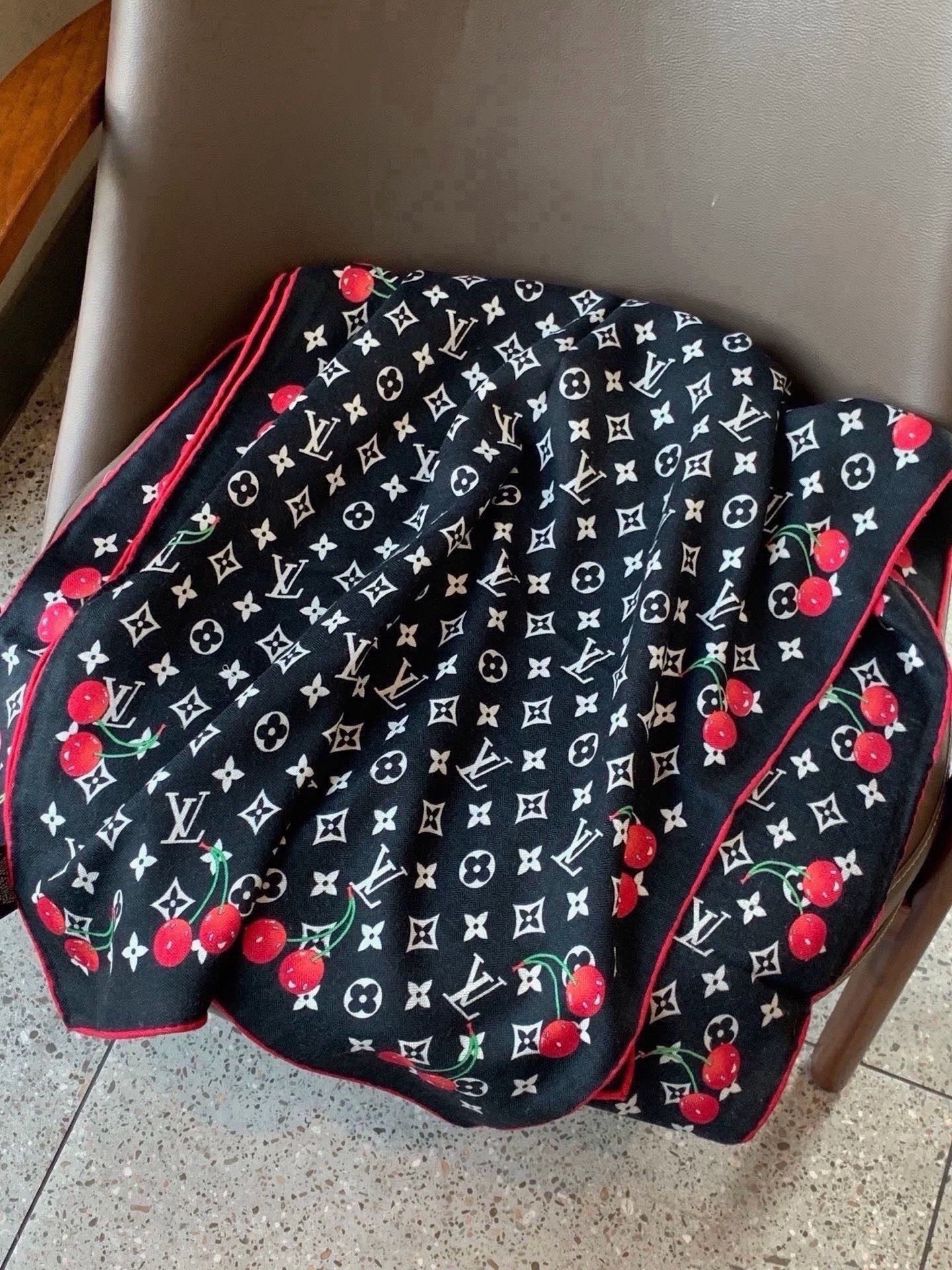 LV X TM MONOGRAM CERISE 【双面丝绒同色】 LV × TM Monogram Cerise 方巾出