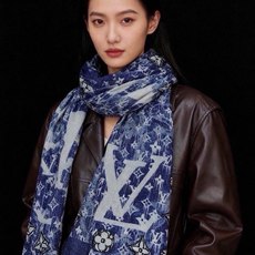 会发光发亮的围巾银丝羊绒长巾✨专柜同步‼️真心赞‼️驴家【L字母与花纹长巾】路易威登经典 Monogram 图案搭配彩色 会发光发亮的围巾银丝羊绒长巾✨专柜同步‼️真心赞‼️驴家【L字母与花纹长巾】路易威登经典 Monogram 图案搭配彩色