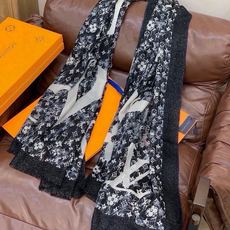 会发光发亮的围巾银丝羊绒长巾✨专柜同步‼️真心赞‼️驴家【L字母与花纹长巾】路易威登经典 Monogram 图案搭配彩色 会发光发亮的围巾银丝羊绒长巾✨专柜同步‼️真心赞‼️驴家【L字母与花纹长巾】路易威登经典 Monogram 图案搭配彩色