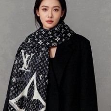 会发光发亮的围巾银丝羊绒长巾✨专柜同步‼️真心赞‼️驴家【L字母与花纹长巾】路易威登经典 Monogram 图案搭配彩色 会发光发亮的围巾银丝羊绒长巾✨专柜同步‼️真心赞‼️驴家【L字母与花纹长巾】路易威登经典 Monogram 图案搭配彩色