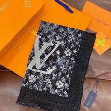 会发光发亮的围巾银丝羊绒长巾✨专柜同步‼️真心赞‼️驴家【L字母与花纹长巾】路易威登经典 Monogram 图案搭配彩色 会发光发亮的围巾银丝羊绒长巾✨专柜同步‼️真心赞‼️驴家【L字母与花纹长巾】路易威登经典 Monogram 图案搭配彩色