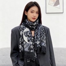 会发光发亮的围巾银丝羊绒长巾✨专柜同步‼️真心赞‼️驴家【L字母与花纹长巾】路易威登经典 Monogram 图案搭配彩色 会发光发亮的围巾银丝羊绒长巾✨专柜同步‼️真心赞‼️驴家【L字母与花纹长巾】路易威登经典 Monogram 图案搭配彩色
