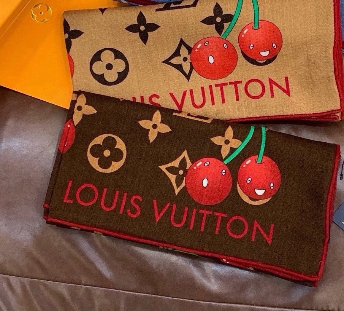 LV X TM MONOGRAM CERISE 140丝绒方巾 【140双面丝绒同色】 LV × TM Monogram LV X TM MONOGRAM CERISE 140丝绒方巾 【140双面丝绒同色】 LV × TM Monogram