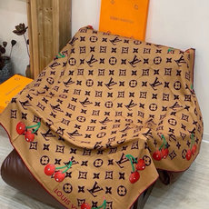 LV X TM MONOGRAM CERISE 140丝绒方巾 【140双面丝绒同色】 LV × TM Monogram LV X TM MONOGRAM CERISE 140丝绒方巾 【140双面丝绒同色】 LV × TM Monogram