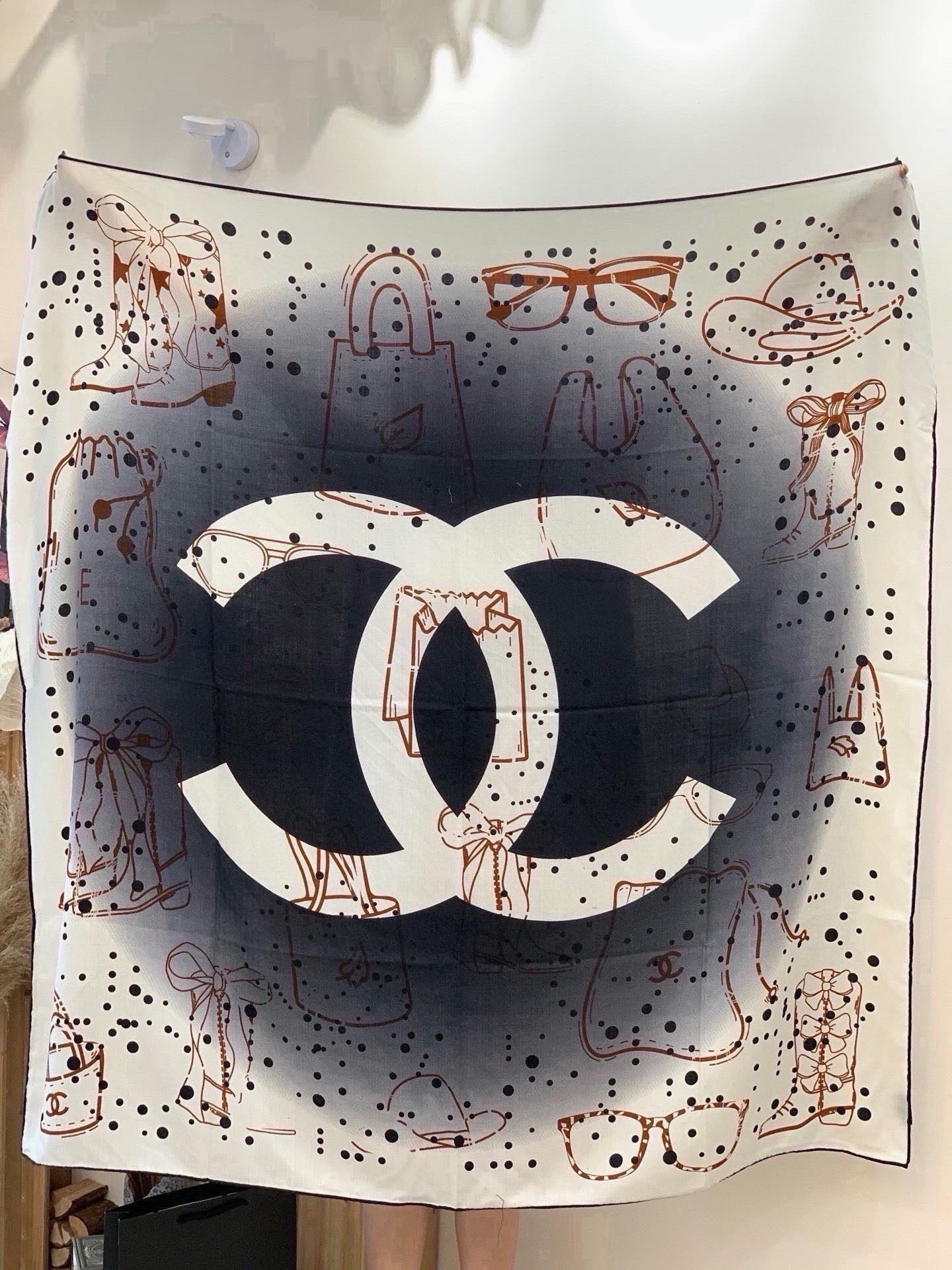 高级成衣系列～Chanel  【140双面同色丝绒披肩】 此系列谱写一曲自由轻灵的赞歌 本系列作品创新演绎品牌的风格符号