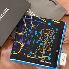 高级成衣系列~Chanel 【140双面同色丝绒披肩】 此系列谱写一曲自由轻灵的赞歌 本系列作品创新演绎品牌的风格符号 高级成衣系列~Chanel 【140双面同色丝绒披肩】 此系列谱写一曲自由轻灵的赞歌 本系列作品创新演绎品牌的风格符号