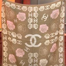 香奈儿上新❤️ 【Chanel】 经典茶花优雅Coco风,Chanel最新丝绒大方巾~气质到骨子里,香奶奶新一季的面料 香奈儿上新❤️ 【Chanel】 经典茶花优雅Coco风,Chanel最新丝绒大方巾~气质到骨子里,香奶奶新一季的面料