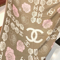 香奈儿上新❤️ 【Chanel】 经典茶花优雅Coco风,Chanel最新丝绒大方巾~气质到骨子里,香奶奶新一季的面料 香奈儿上新❤️ 【Chanel】 经典茶花优雅Coco风,Chanel最新丝绒大方巾~气质到骨子里,香奶奶新一季的面料
