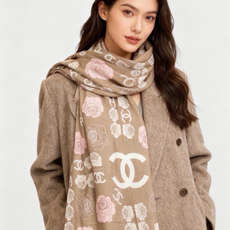 香奈儿上新❤️ 【Chanel】 经典茶花优雅Coco风,Chanel最新丝绒大方巾~气质到骨子里,香奶奶新一季的面料 香奈儿上新❤️ 【Chanel】 经典茶花优雅Coco风,Chanel最新丝绒大方巾~气质到骨子里,香奶奶新一季的面料