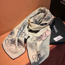 香奈儿上新❤️ 【Chanel】 经典茶花优雅Coco风,Chanel最新丝绒大方巾~气质到骨子里,香奶奶新一季的面料 香奈儿上新❤️ 【Chanel】 经典茶花优雅Coco风,Chanel最新丝绒大方巾~气质到骨子里,香奶奶新一季的面料