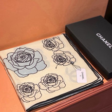 香奈儿上新❤️ 【Chanel】 经典茶花优雅Coco风,Chanel最新丝绒大方巾~气质到骨子里,香奶奶新一季的面料 香奈儿上新❤️ 【Chanel】 经典茶花优雅Coco风,Chanel最新丝绒大方巾~气质到骨子里,香奶奶新一季的面料