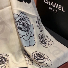 香奈儿上新❤️ 【Chanel】 经典茶花优雅Coco风,Chanel最新丝绒大方巾~气质到骨子里,香奶奶新一季的面料 香奈儿上新❤️ 【Chanel】 经典茶花优雅Coco风,Chanel最新丝绒大方巾~气质到骨子里,香奶奶新一季的面料