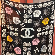 香奈儿上新❤️ 【Chanel】 经典茶花优雅Coco风,Chanel最新丝绒大方巾~气质到骨子里,香奶奶新一季的面料 香奈儿上新❤️ 【Chanel】 经典茶花优雅Coco风,Chanel最新丝绒大方巾~气质到骨子里,香奶奶新一季的面料