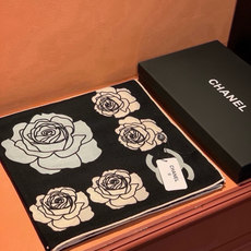 香奈儿上新❤️ 【Chanel】 经典茶花优雅Coco风,Chanel最新丝绒大方巾~气质到骨子里,香奶奶新一季的面料 香奈儿上新❤️ 【Chanel】 经典茶花优雅Coco风,Chanel最新丝绒大方巾~气质到骨子里,香奶奶新一季的面料