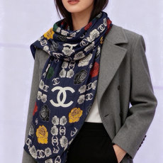 香奈儿上新❤️ 【Chanel】 经典茶花优雅Coco风,Chanel最新丝绒大方巾~气质到骨子里,香奶奶新一季的面料 香奈儿上新❤️ 【Chanel】 经典茶花优雅Coco风,Chanel最新丝绒大方巾~气质到骨子里,香奶奶新一季的面料