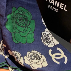 香奈儿上新❤️ 【Chanel】 经典茶花优雅Coco风,Chanel最新丝绒大方巾~气质到骨子里,香奶奶新一季的面料 香奈儿上新❤️ 【Chanel】 经典茶花优雅Coco风,Chanel最新丝绒大方巾~气质到骨子里,香奶奶新一季的面料