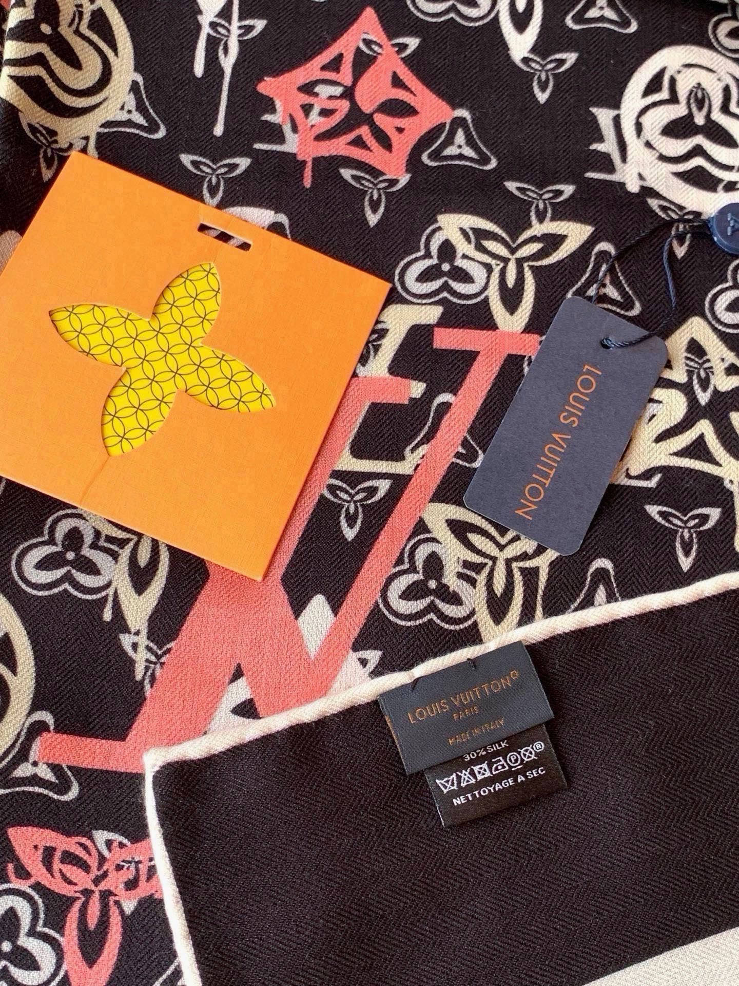 LV x TM 140披肩 【140顶级丝绒双面同色披肩】 本款L Multicolor披肩出自路易威登与知名日本艺术家