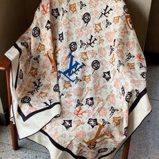 LV x TM 140披肩 【140顶级丝绒双面同色披肩】 本款L Multicolor披肩出自路易威登与知名日本艺术家 LV x TM 140披肩 【140顶级丝绒双面同色披肩】 本款L Multicolor披肩出自路易威登与知名日本艺术家