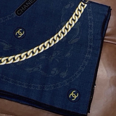 高级成衣系列~Chanel 【140双面同色丝绒披肩】 此系列谱写一曲自由轻灵的赞歌 本系列作品创新演绎品牌的风格符号 高级成衣系列~Chanel 【140双面同色丝绒披肩】 此系列谱写一曲自由轻灵的赞歌 本系列作品创新演绎品牌的风格符号