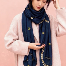 高级成衣系列~Chanel 【140双面同色丝绒披肩】 此系列谱写一曲自由轻灵的赞歌 本系列作品创新演绎品牌的风格符号 高级成衣系列~Chanel 【140双面同色丝绒披肩】 此系列谱写一曲自由轻灵的赞歌 本系列作品创新演绎品牌的风格符号