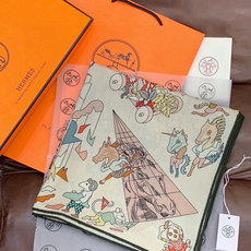 “马术学院”140双面同色丝绒披肩~Hermes 手工卷边丝绒方巾(30%桑蚕丝70%羊绒) 这款爱马仕的经典单品展现 “马术学院”140双面同色丝绒披肩~Hermes 手工卷边丝绒方巾(30%桑蚕丝70%羊绒) 这款爱马仕的经典单品展现