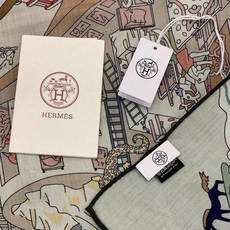 “马术学院”140双面同色丝绒披肩~Hermes 手工卷边丝绒方巾(30%桑蚕丝70%羊绒) 这款爱马仕的经典单品展现 “马术学院”140双面同色丝绒披肩~Hermes 手工卷边丝绒方巾(30%桑蚕丝70%羊绒) 这款爱马仕的经典单品展现
