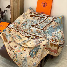 “马术学院”140双面同色丝绒披肩~Hermes 手工卷边丝绒方巾(30%桑蚕丝70%羊绒) 这款爱马仕的经典单品展现 “马术学院”140双面同色丝绒披肩~Hermes 手工卷边丝绒方巾(30%桑蚕丝70%羊绒) 这款爱马仕的经典单品展现