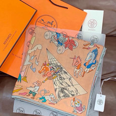 “马术学院”140双面同色丝绒披肩~Hermes 手工卷边丝绒方巾(30%桑蚕丝70%羊绒) 这款爱马仕的经典单品展现 “马术学院”140双面同色丝绒披肩~Hermes 手工卷边丝绒方巾(30%桑蚕丝70%羊绒) 这款爱马仕的经典单品展现