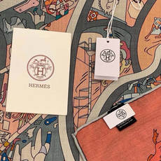“马术学院”140双面同色丝绒披肩~Hermes 手工卷边丝绒方巾(30%桑蚕丝70%羊绒) 这款爱马仕的经典单品展现 “马术学院”140双面同色丝绒披肩~Hermes 手工卷边丝绒方巾(30%桑蚕丝70%羊绒) 这款爱马仕的经典单品展现