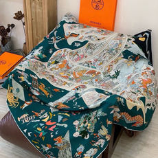 “马术学院”140双面同色丝绒披肩~Hermes 手工卷边丝绒方巾(30%桑蚕丝70%羊绒) 这款爱马仕的经典单品展现 “马术学院”140双面同色丝绒披肩~Hermes 手工卷边丝绒方巾(30%桑蚕丝70%羊绒) 这款爱马仕的经典单品展现