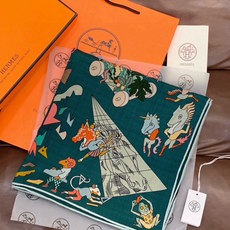 “马术学院”140双面同色丝绒披肩~Hermes 手工卷边丝绒方巾(30%桑蚕丝70%羊绒) 这款爱马仕的经典单品展现 “马术学院”140双面同色丝绒披肩~Hermes 手工卷边丝绒方巾(30%桑蚕丝70%羊绒) 这款爱马仕的经典单品展现