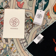 “马术学院”140双面同色丝绒披肩~Hermes 手工卷边丝绒方巾(30%桑蚕丝70%羊绒) 这款爱马仕的经典单品展现 “马术学院”140双面同色丝绒披肩~Hermes 手工卷边丝绒方巾(30%桑蚕丝70%羊绒) 这款爱马仕的经典单品展现